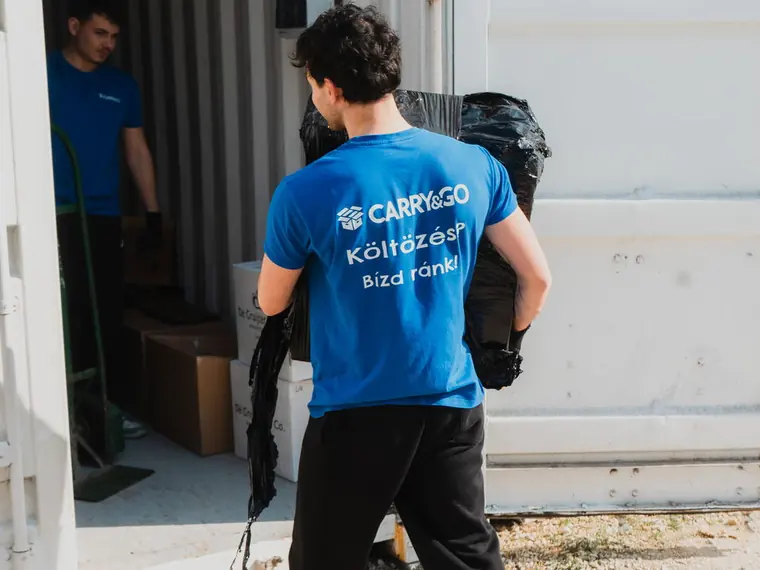 Carry&Go pólós költöztető bútort visz a raktárkonténerbe