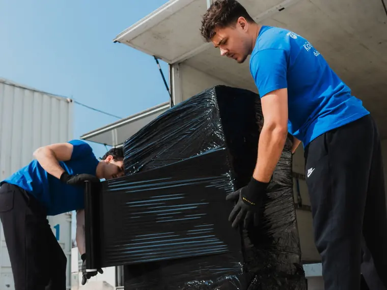 Bútor szakszerű becsomagolása stretch fóliával